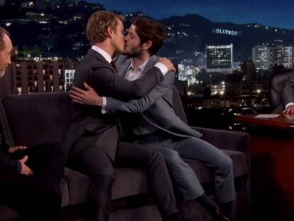 Los actores Iwan Rheon y Alfie Allen, dándose un beso.