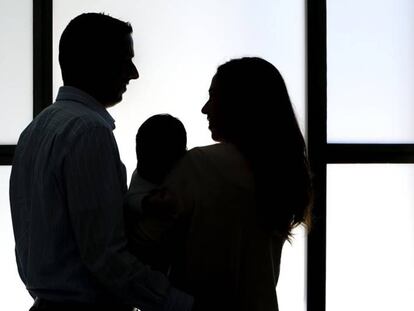 Álvaro con sus padres. MÓNICA TORRES / EL PAÍS VÏDEO