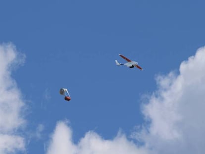 Un dron de Zipline lanza su carga médica.