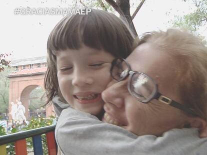 Una niña abraza a su madre en la plaza Dos de Mayo de Madrid.