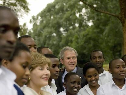 El entonces presidente de EE UU George Bush y su esposa Laura, durante una visita a una escuela en (Ruanda), en febrero de 2008.
