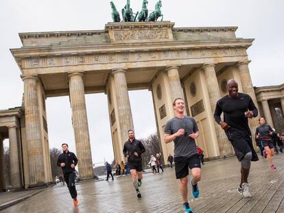 Zuckerberg corre junto a su equipo de seguridad por las calles de Berlin el pasado marzo.