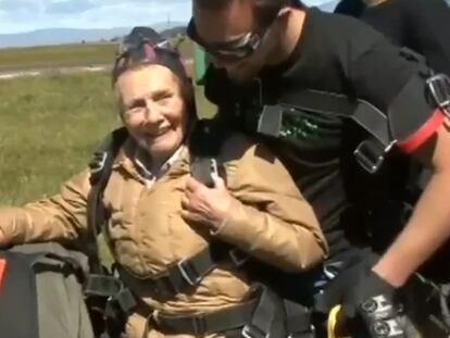Beth Roberts, tras el salto en paracaídas.