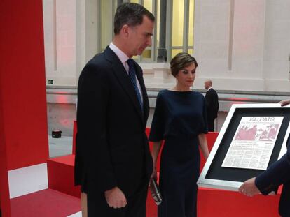 Juan Luis Cebrián entrega a los Reyes una portada de EL PAÍS durante la ceremonia de los Premios Ortega y Gasset.