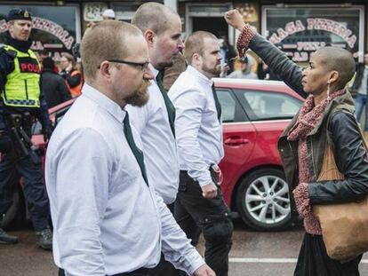 Tess Asplund protesta contra un grupo de neonazis en Börlange, Suecia.