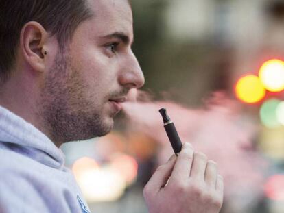 Homem fuma um cigarro eletrônico em Barcelona.