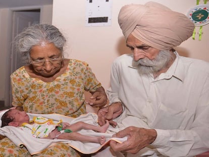 Daljinder Kaur (esquerda) e Mohinder Singh Gill (direita) mostram seu bebê em Amritsar, na Índia.