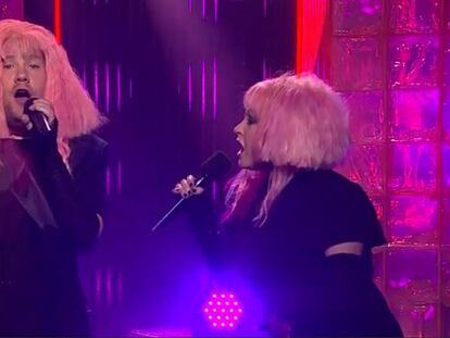 El humorista James Corden y la cantante Cindy Lauper en el programa Late Late Show, el pasado lunes.