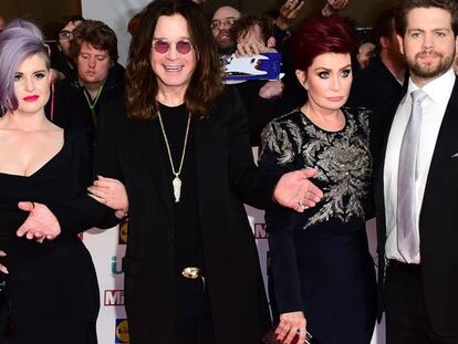 Kelly, Ozzy ,Sharon y Jack Osbourne en la entrega de los premios The Pride of Britain Awards en 2015. Cordon press