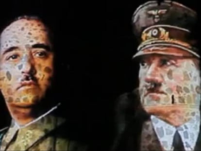 Las imágenes de Franco y Hitler proyectadas sobre el castillo de Guadamur, en una imagen distribuida por Izquierda Unida.