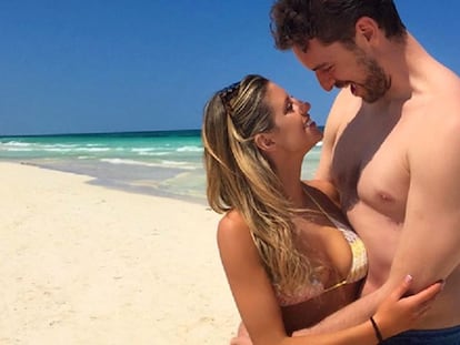 Pau Gasol y Catherine McDonnell, su pareja, en una playa de México. Instagram