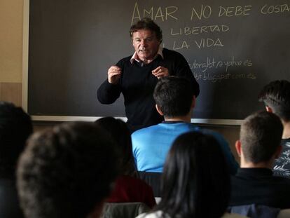José Joaquín Álvarez da una charla sobre homofobia en el instituto Renacimiento de Madrid.