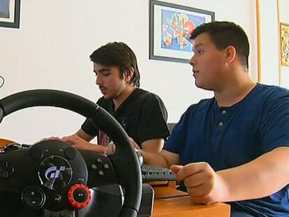 Los dos jóvenes y el simulador que han creado.