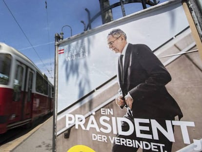 Un tranvía pasa junto a un cartel electoral del candidato progresista Alexander Van der Bellen.