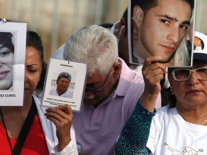 Familiares de personas desaparecidas en Morelos enseñan sus fotografías