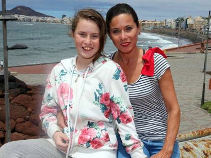 María Dolores Hernández junto a su hija Claudia, la niña de 11 años que fue rescatada por Brad Pitt.