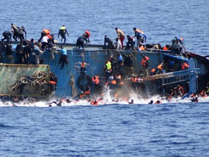 Momento en que el barco con inmigrantes zozobra frente a la costa libia.