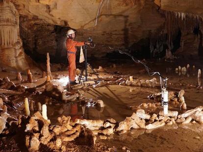 Un investigador estudia las construcciones de la cueva de Bruniquel, en Francia ETIENNE FABRE