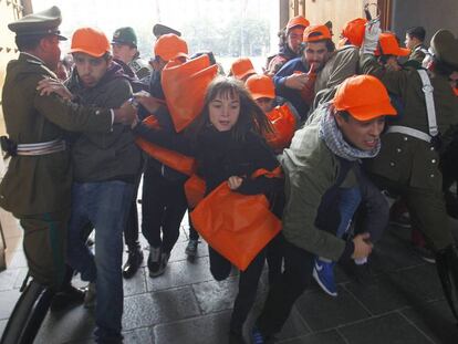 Un grupo de estudiantes intentando acceder al Palacio de la Moneda, en Chile.