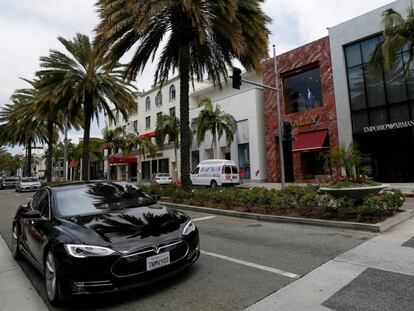 Un coche Tesla aparcado en Beverly Hills. MARIO ANZUON