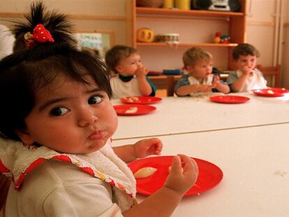 ¿Cuándo puedo darle a mi bebé fruta, verdura, carne o pescado?