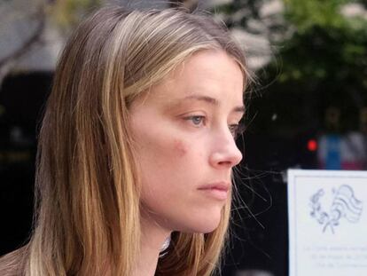 Amber Heard, con el rostro golpeado, sale de declarar ante el juez.