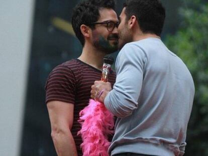 Los actores Alfonso Herrera y Miguel Ángel Silvestre, durante el rodaje de 'Sense8'.