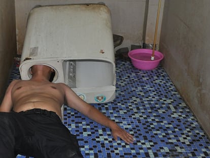 Un hombre acaba con la cabeza atascada en una lavadora