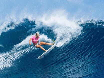 Una surfista sin un brazo gana a la seis veces campeona del mundo