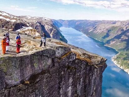 Nueve hombres pájaro se lanzan al vuelo sobre los fiordos noruegos