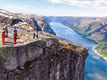 Nueve hombres pájaro se lanzan al vuelo sobre los fiordos noruegos