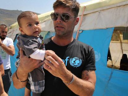 Ricky Martin junto a un bebé sirio en el campo de refugiados de Minnieh, cerca de Trípoli (Líbano).