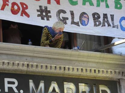 Un joven en el interior del antiguo hotel Madrid, situado en la calle Carretas, reivindicado por el movimiento okupa.