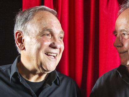 Ricard Miralles, músico y arreglista, y el cantautor Joan Manuel Serrat, el pasado 18 de abril en la sala Luz de Gas, de Barcelona.