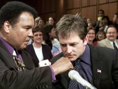 Muhammad Ali y Michael J. Fox en un congreso sobre Párkinson celebrado en 2002.