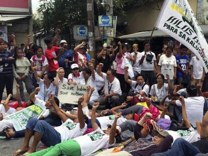 Decenas de vecinos protestanen a las puertas del hospital de maternidad Jose Fabella, en Manila (Filipinas).