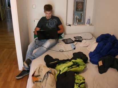 Max Mork, estudiante Erasmus, en la habitación de su piso compartido.