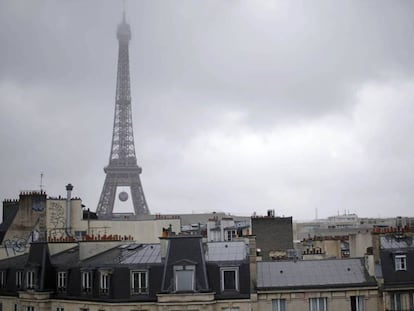 Contaminación en el cielo nublado en París, este martes.
