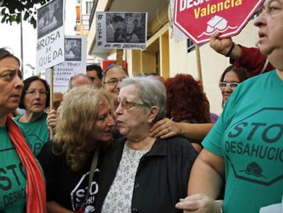 Una vecina de Valencia, tras enterarse la paralización de su desahucio.