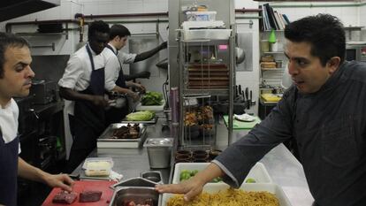 Roberto Ruíz da instrucciones a su equipo en la cocina del restaurante Punto MX.