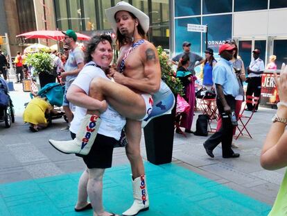 Nueva York complica la vida al vaquero desnudo de Times Square