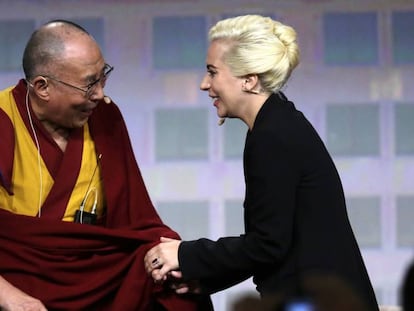 Lady Gaga y el Dalai Lama, ayer en la reunión anual de alcaldes celebrada en Indianápolis.