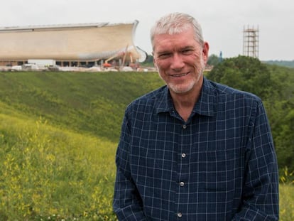 Ken Ham, con el arca detrás de él.