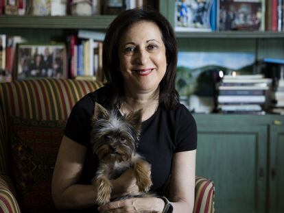 Margarita Robles y 'Luna', la perrita justiciera