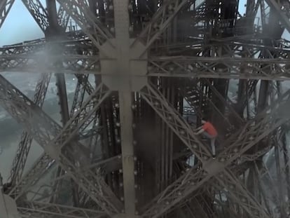 Uno de los escaladores en la Torre Eiffel.