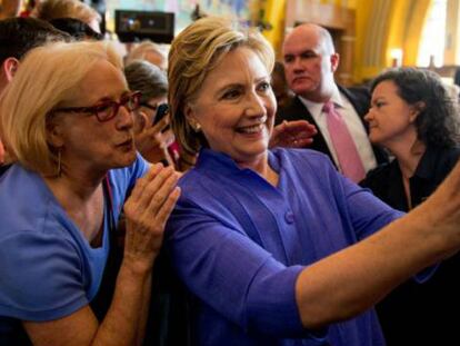 Hillary Clinton se saca una foto con una simpatizante.