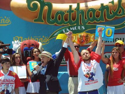 10 minutos para devorar 70 perritos calientes