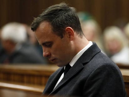 Pistorius ouve a sentença do tribunal nesta quarta-feira em Pretória.