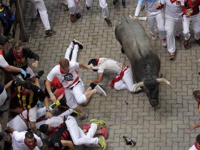 Un toro rezagado causa el pánico en algunos tramos del tercer encierro de este año.