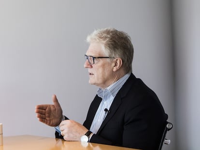 Ken Robinson: “Pagamos un alto precio por sacar los sentimientos de la escuela”